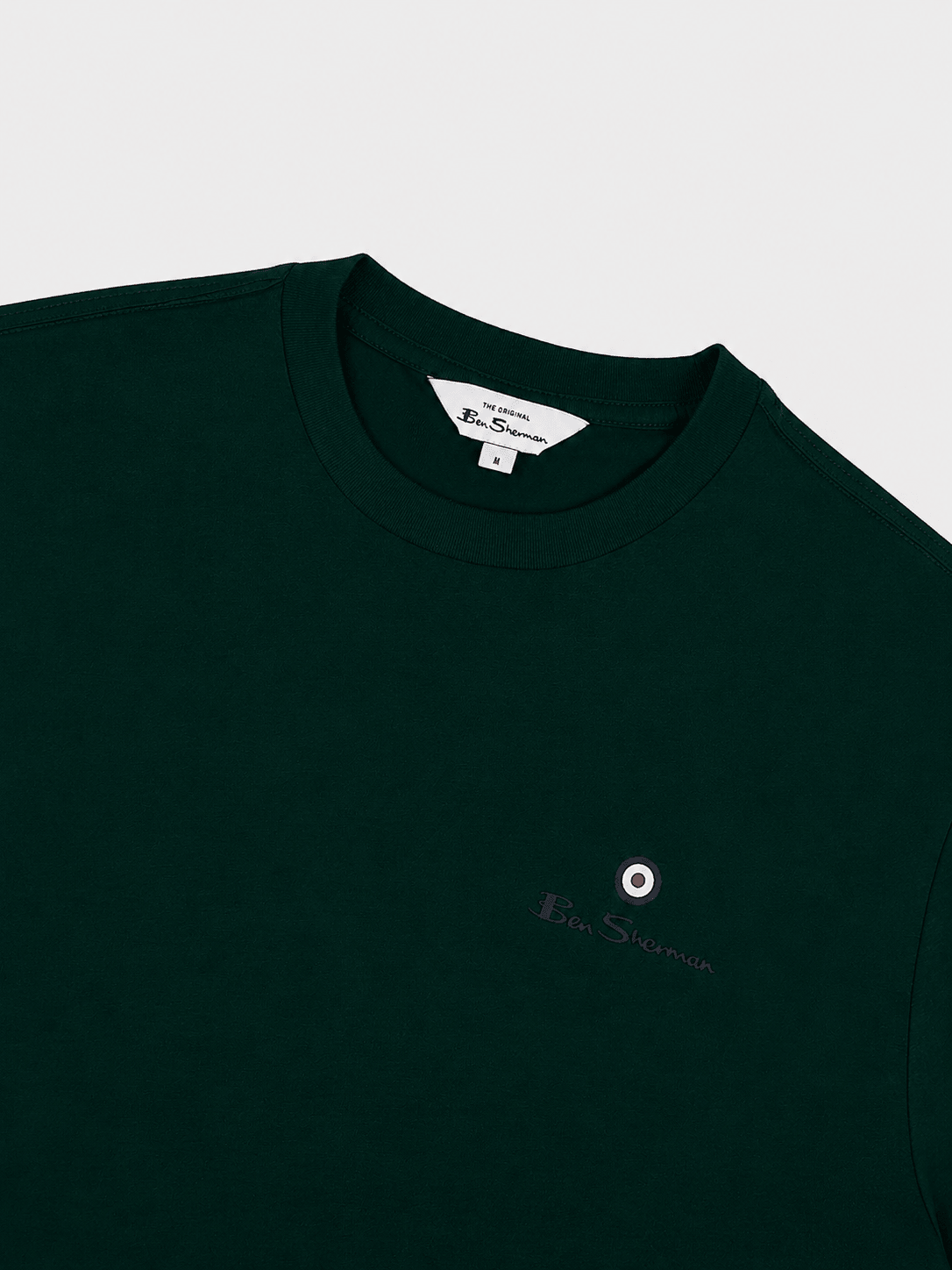 Ben Sherman Essential crew tee in college green – target emblem chest print close-up