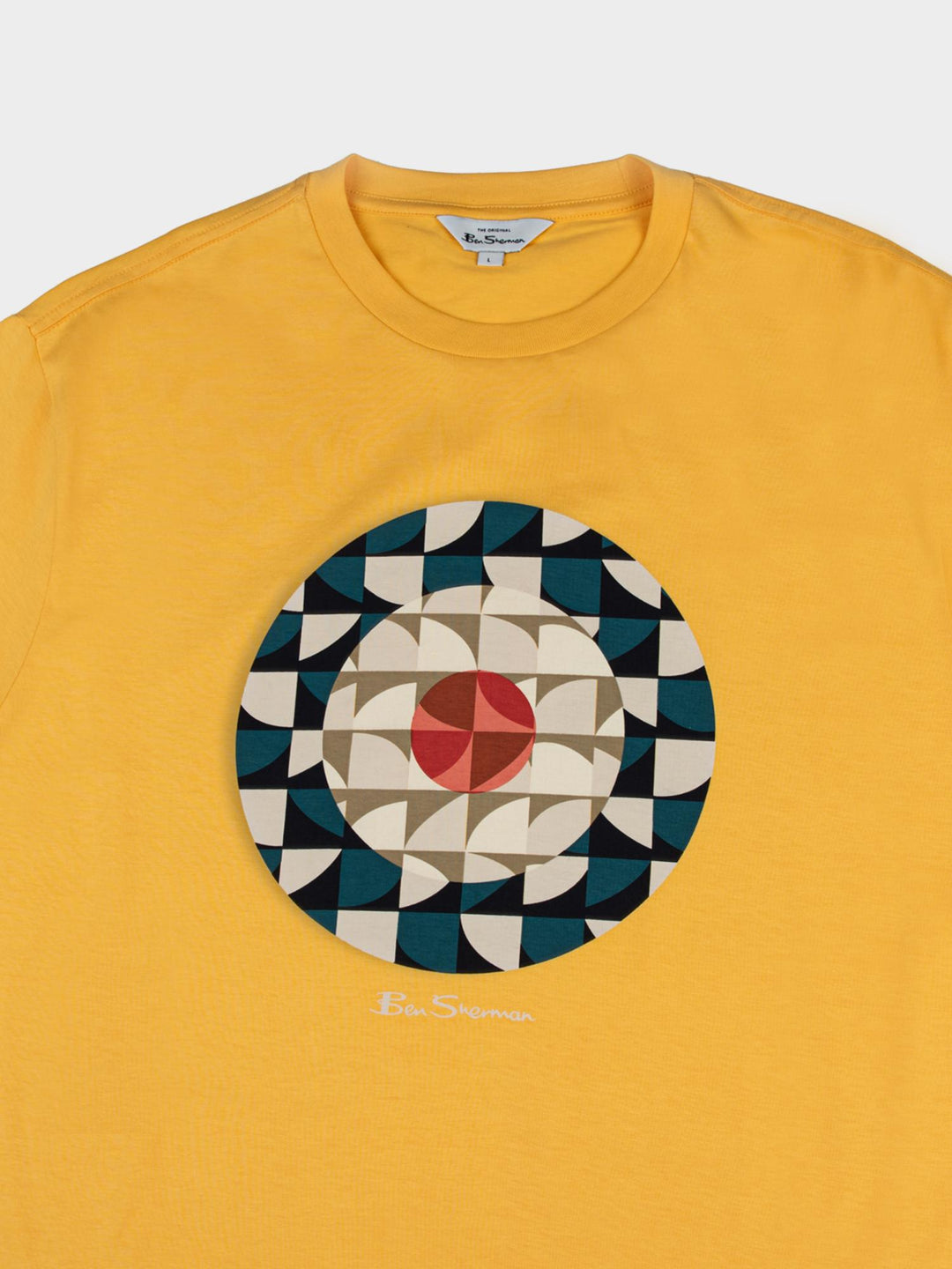 Ben Sherman Geo Target T-Shirt Banana yellow — detail close-up of bold circular geometric Mod-inspired print