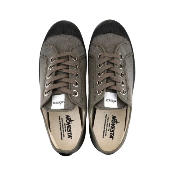 Partisan and Co Star Master low-top sneakers in grey with black sole – top-down pair view showing cotton laces and insole detail