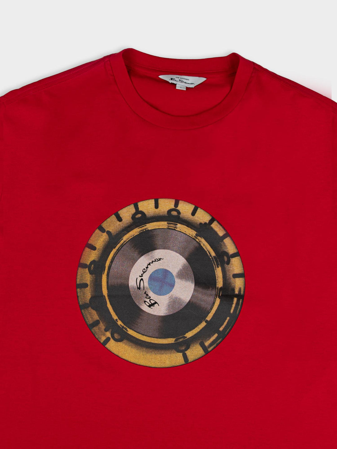 Ben Sherman Turn It Up Tee Red – close-up of retro vinyl disc graphic on red cotton fabric