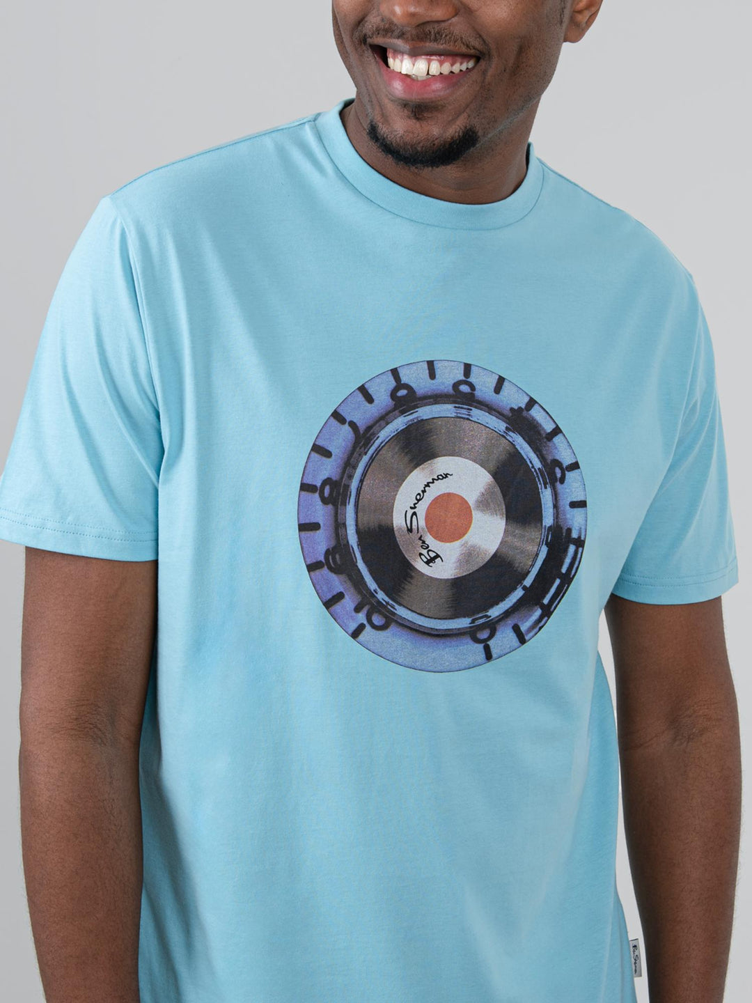 Close-up of Ben Sherman Turn It Up Tee Retro Blue – retro vinyl record graphic print detail on light blue cotton tee