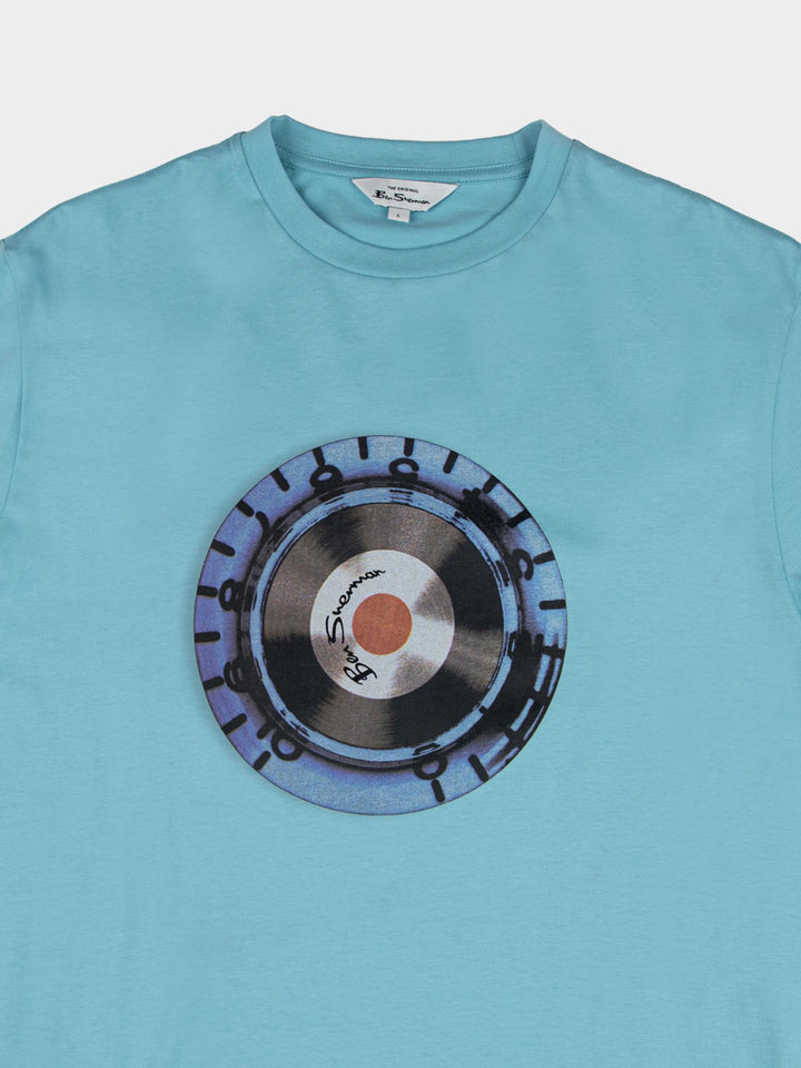 Ben Sherman Turn It Up Tee Retro Blue – close-up of retro vinyl disc graphic on light blue cotton fabric